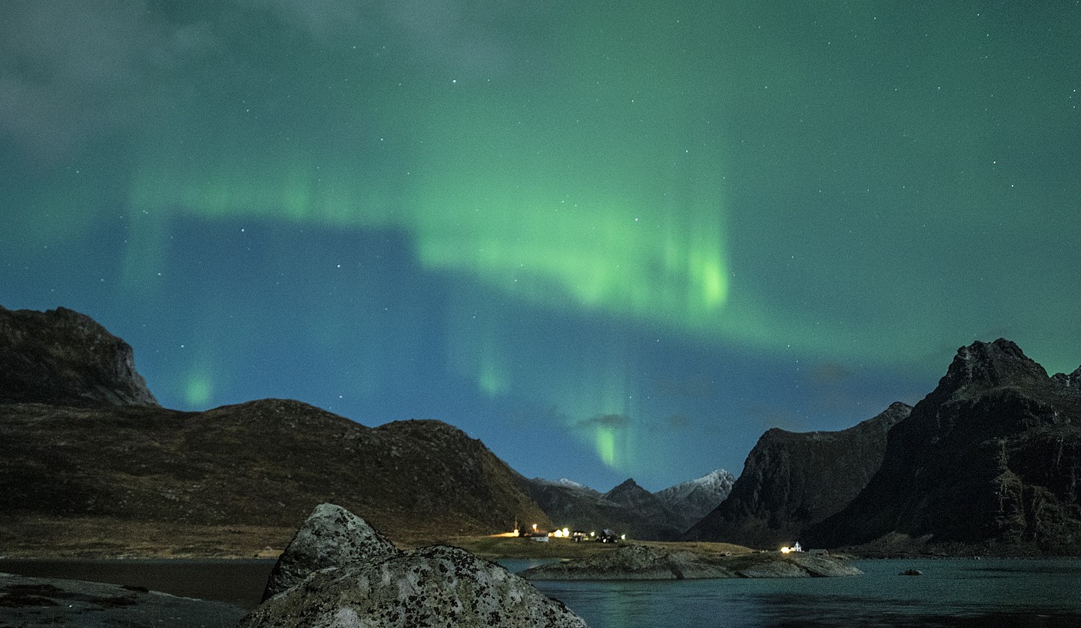 Auroras boreales sobre las monta&ntilde;as de Noruega